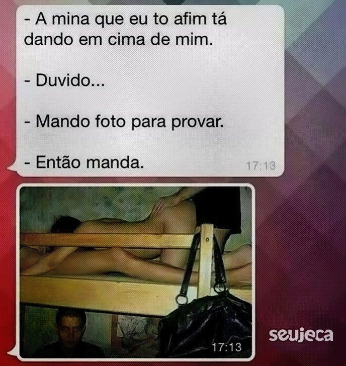 a mina ta dando em cima de mim